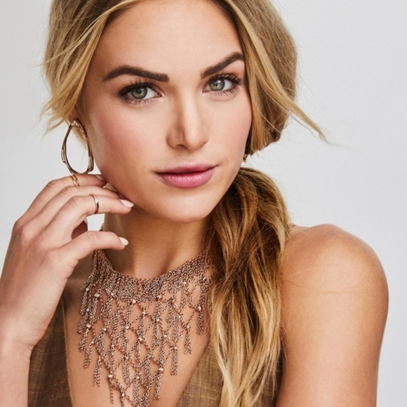 Kendra Scott Livi Earrings in Gold - Picture 4 of 5